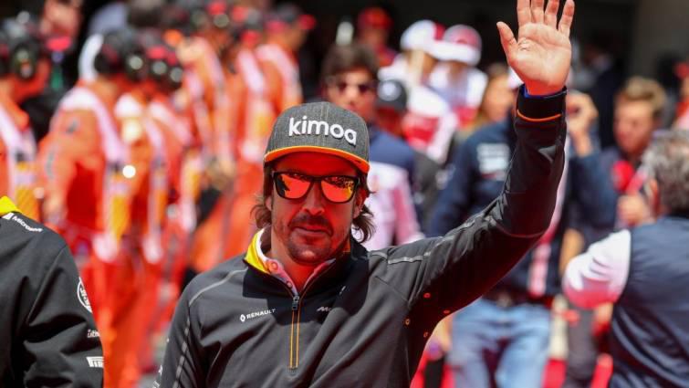 Fernando Alonso presume de acreditación de Monza, territorio de Ferrari en Instagram