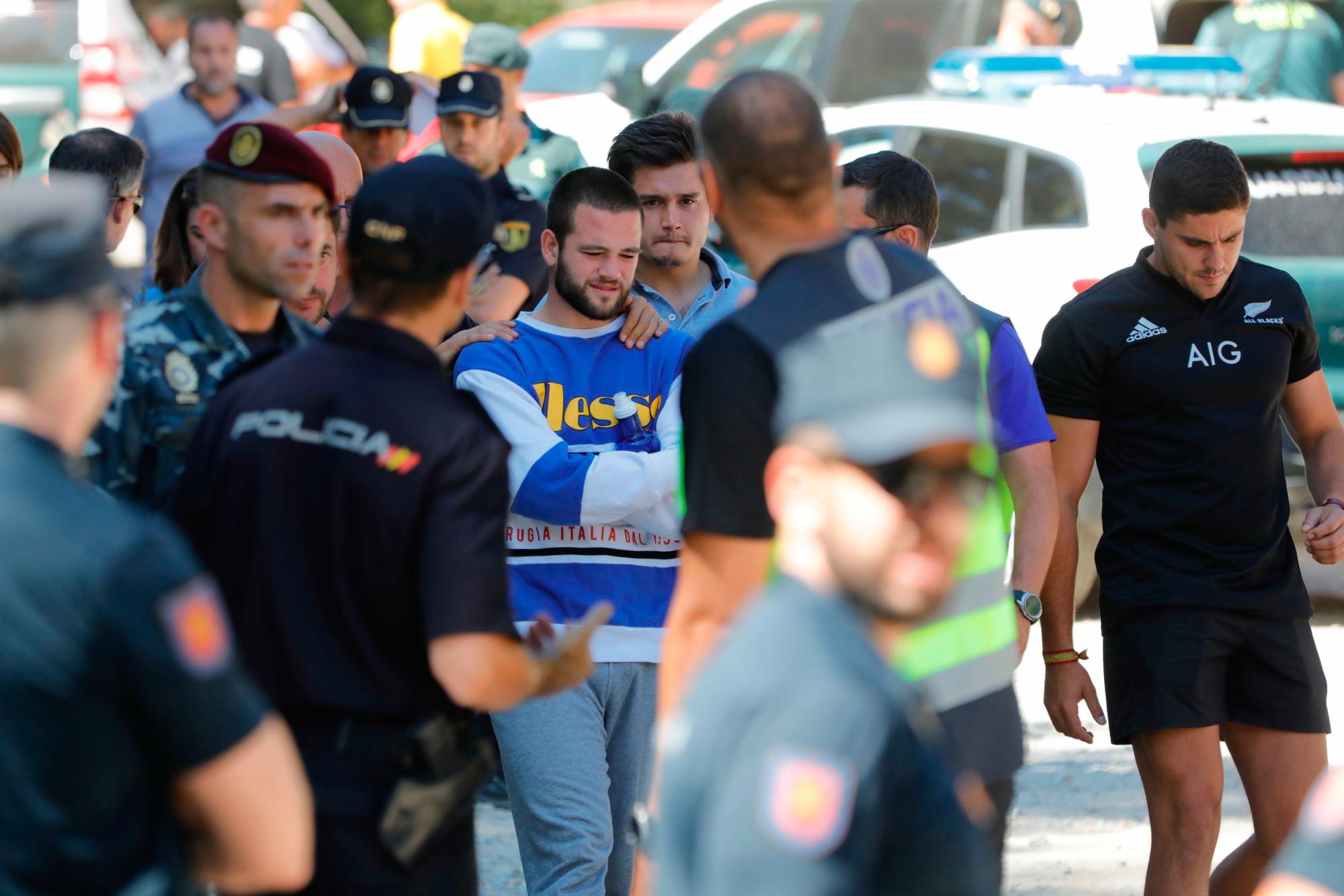 El hijo, destrozado en la zona de búsqueda; la hija deja la concentración con la selección de rugby