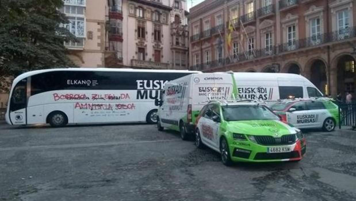 Vuelven las pintadas radicales en la Vuelta a su paso por el País Vasco